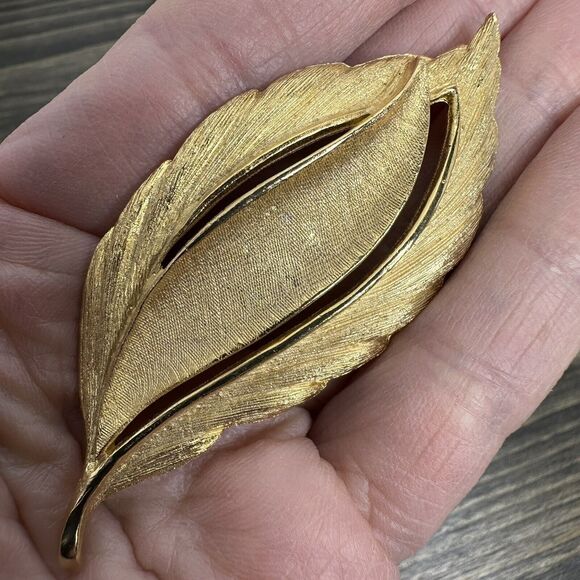 3 Vintage Gold Tone Textured Leaf Brooch Pins Feather Costume Estate Jewelry - Picture 2 of 16